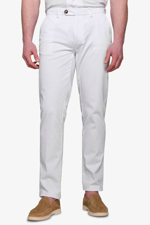 Pantalón tipo chino de color blanco