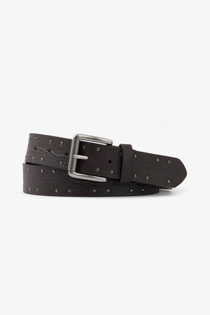 Cinturón con tachuelas color marrón oscuro