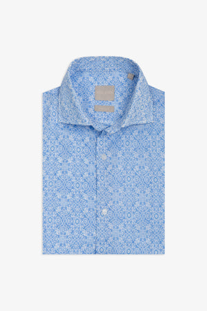 Camisa con estampado geométrico color celeste