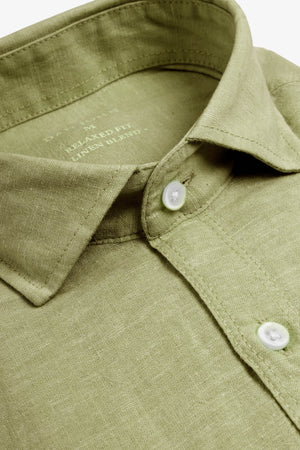 Camisa de mezcla de lino con bolsillos en el pecho color  verde militar