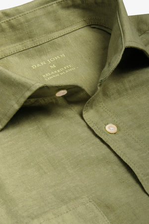 Camisa de mezcla de lino con bolsillos en el pecho color  verde militar