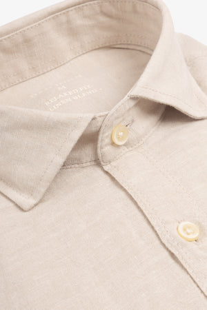 Camisa de mezcla de lino con bolsillos en el pecho color arena