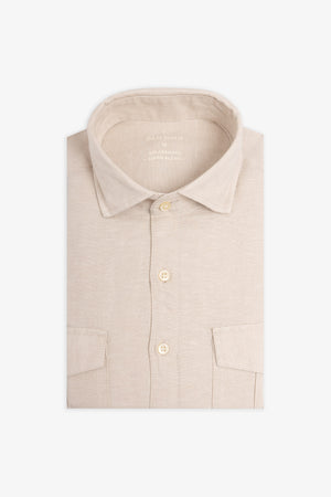 Camisa de mezcla de lino con bolsillos en el pecho color arena